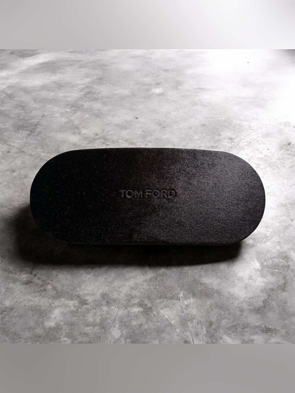 Tom Ford - Velvet Sunglass Case with Logo - Picture 3 of 9